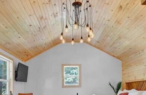Canadensis Cabin | Elements Modern Poconos Cabin | Wi-Fi | Pets OK