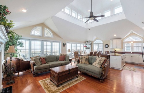 Gold Coast Condo | Elevator, Internet, TV, Cable, Central A/C, Deck, Porch