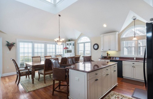 Gold Coast Condo | Elevator, Internet, TV, Cable, Central A/C, Deck, Porch