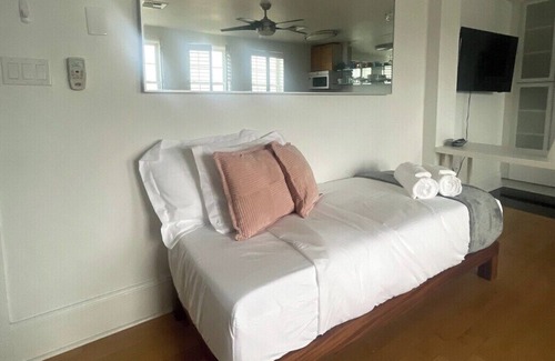 Bloomfield Apartment | Elevator~Queen Bed ~Parking~West Penn~10 min to DT