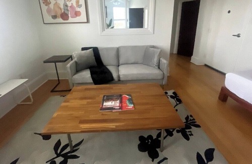 Bloomfield Apartment | Elevator~Queen Bed ~Parking~West Penn~10 min to DT