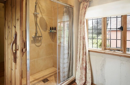 Pauntley Cottage | Elinor Fettiplace, in the grounds of Elizabethan Pauntley Court, is perfect for a romantic escape.