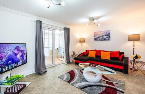 Valence Villa | Elite 2 Bedroom House in Chadwell Heath/Romford with Free Wifi and Parking upto 4 guests