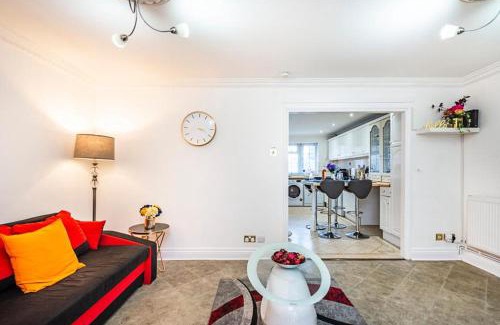 Valence Villa | Elite 2 Bedroom House in Chadwell Heath/Romford with Free Wifi and Parking upto 4 guests