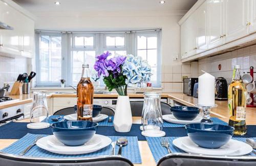 Valence Villa | Elite 2 Bedroom House in Chadwell Heath/Romford with Free Wifi and Parking upto 4 guests
