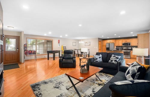 Elk Grove Village House | Elk Grove Village FHS Rental - Kingsbridge Rd