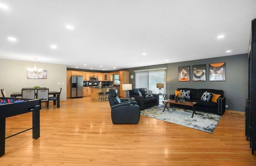 Elk Grove Village House | Elk Grove Village FHS Rental - Kingsbridge Rd