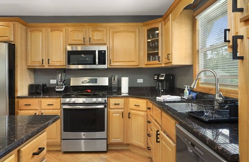 Elk Grove Village House | Elk Grove Village FHS Rental - Kingsbridge Rd
