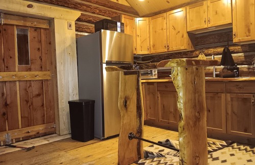 Blue Cabin | Elk hunter's paradise. Huge bulls here come here every day! Starlink internet