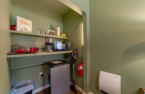 Orick House | Elk Meadow Cabins 13B Bears Den - Single Room