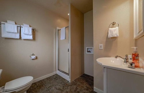 Orick House | Elk Meadow Cabins 13B Bears Den - Single Room
