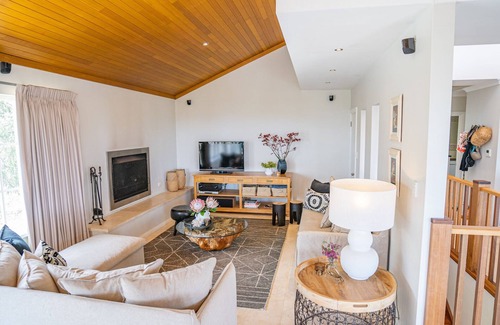 Eagle Bay House | Ellavista LUXE beachside home with ocean views and WIFI