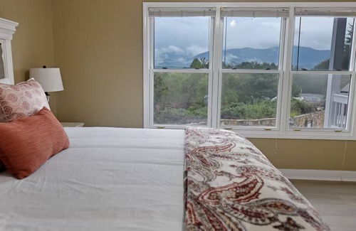 Ellijay Hotel | Ellijay Family Lodge 4BR/4BA + Big Living & Dining