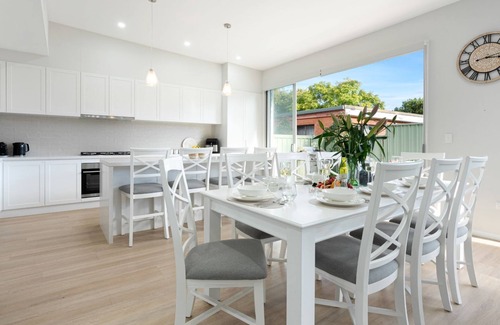Callala Beach House | Elliniko - Pet friendly with fireplace
