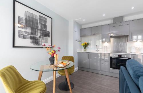 Gloucester Apartment | Elliot Oliver - Charming One Bedroom Apartment With Parking in The Docks
