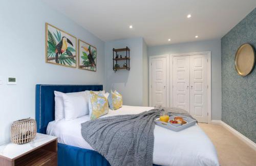 Gloucester Apartment | Elliot Oliver - Charming One Bedroom Apartment With Parking in The Docks