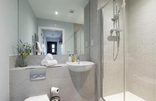 Gloucester Apartment | Elliot Oliver - Charming One Bedroom Apartment With Parking in The Docks