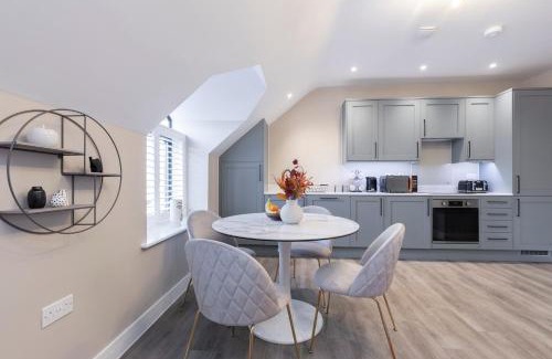 Gloucester Apartment | Elliot Oliver - Stylish Loft Style Two Bedroom Apartment With Parking