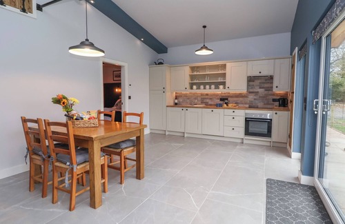 Ruthin Cottage | ELLIW, family friendly, with hot tub in Ruthin