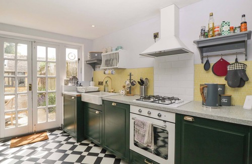 Moreton-in-Marsh Cottage | ELM COTTAGE, pet friendly, with open fire in Moreton-In-Marsh