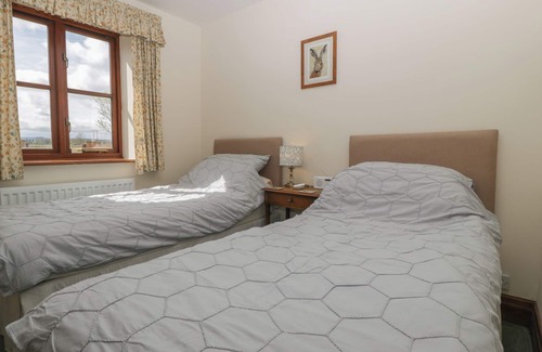 Dumbleton Cottage | ELM END, family friendly, with a garden in Tewkesbury