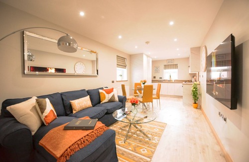 Reading Apartment | Elm House - Deluxe 4-Bed, 3-Bath Apartment