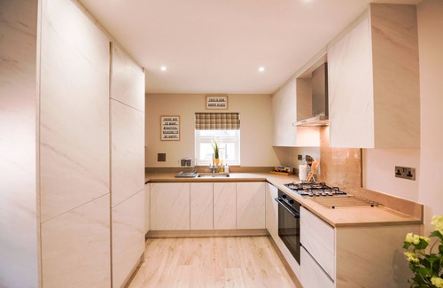 Reading Apartment | Elm House - Deluxe 4-Bed, 3-Bath Apartment