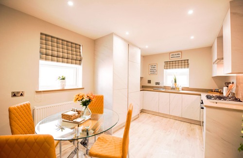 Reading Apartment | Elm House - Deluxe 4-Bed, 3-Bath Apartment