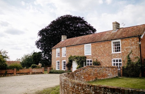 Wangford Cottage | Elms Farmhouse - sleeps 19 guests in 8 bedrooms