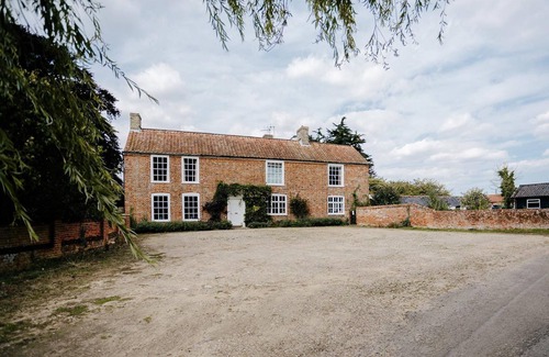 Wangford Cottage | Elms Farmhouse - sleeps 19 guests in 8 bedrooms