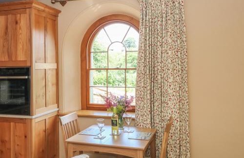 Longnor Apartment | Elmwood