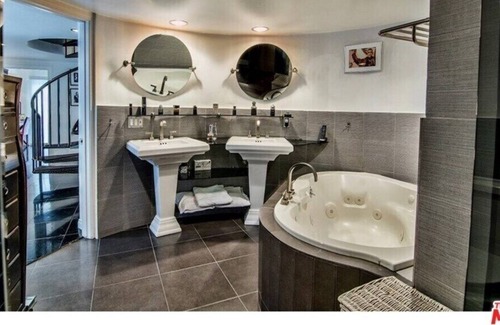 Hollywood Hills Villa | Elvis Estate On Mulholland Drive Star Tours Stop