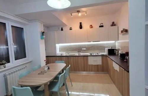 Centrul Vechi Apartment | Ema's Vintage Spacious 2 BR Central Apartment with Mountain View