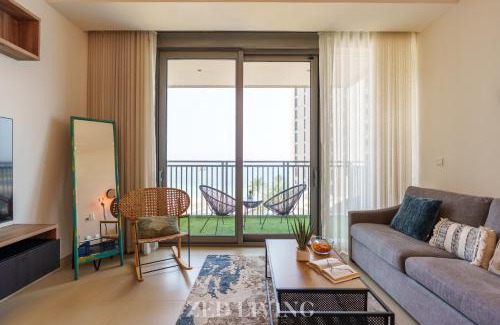 Dubai Marina Apartment | Emaar 5242 - Stunning Sea View Stay in Prime Waterfront Location - Zed Living