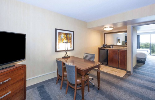West Bloomington Hotel | Embassy Suites by Hilton Bloomington/Minneapolis