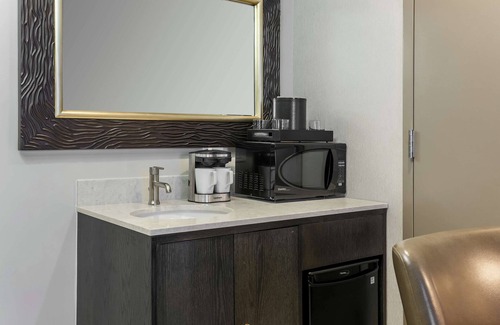 Lakefront Hotel | Embassy Suites by Hilton Syracuse Destiny USA