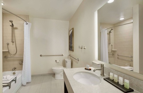 Lakefront Hotel | Embassy Suites by Hilton Syracuse Destiny USA