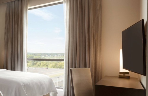 Lakefront Hotel | Embassy Suites by Hilton Syracuse Destiny USA