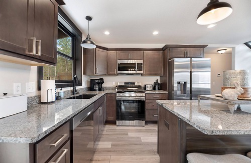 Lead House | Embers Gulch 2, Hot tub, wifi, paved roads, garage access, brand new duplex