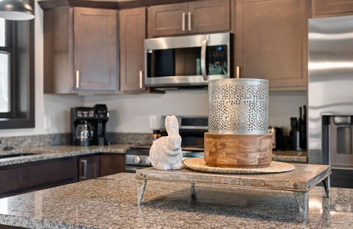 Lead House | Embers Gulch 2, Hot tub, wifi, paved roads, garage access, brand new duplex