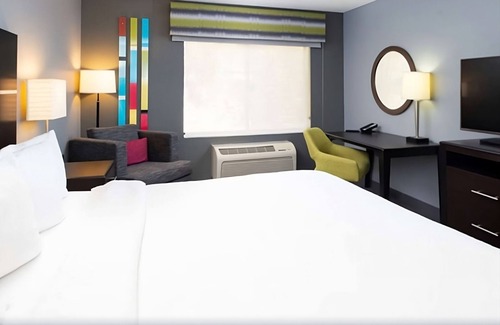 Glenwood Springs Hotel | Embrace Glenwood Springs! Pool, Free Breakfast, Pets Allowed, Free Parking!