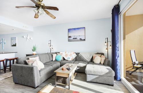 Panama City Beach Apartment | Emerald Chic BeachFront 2 bdr apt 4 beach seats and a cannope on us