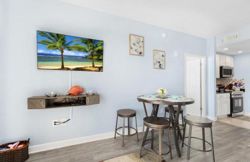 Panama City Beach Apartment | Emerald Chic BeachFront 2 bdr apt 4 beach seats and a cannope on us