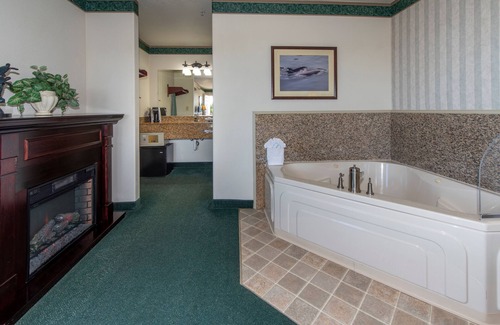 Fort Bragg Hotel | Emerald Dolphin Inn & Mini Golf