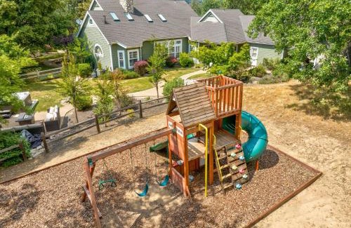 Yosemite Forks House | Emerald Escape 50 Acres w/Hot Tub, Game Room