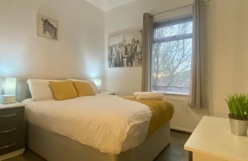 Stoke-on-Trent House | EMERALD LIVING - Stoke-on-Trent Central, sleeps 5, with free parking!