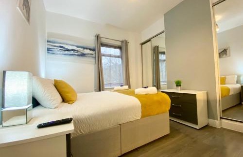 Stoke-on-Trent House | EMERALD LIVING - Stoke-on-Trent Central, sleeps 5, with free parking!