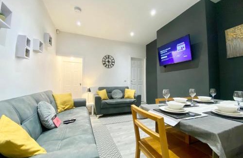 Stoke-on-Trent House | EMERALD LIVING - Stoke-on-Trent Central, sleeps 5, with free parking!
