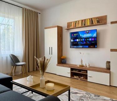 Tirnaveni Apartment | Emerald - Modern Central Apartment