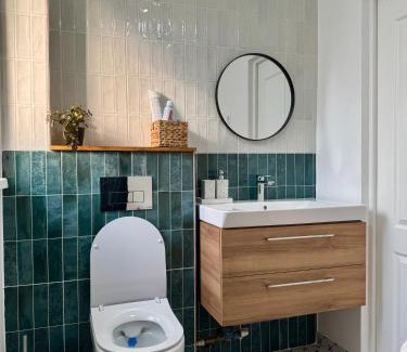 Tirnaveni Apartment | Emerald - Modern Central Apartment